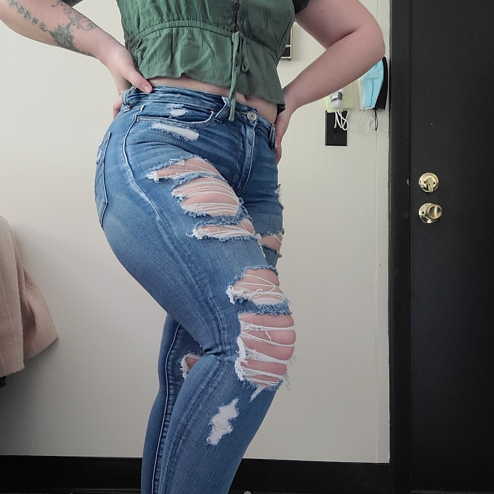 AMERICAN EAGLE Ripped Skinny Jeans